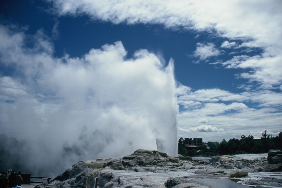 ROTORUA    POHUTU   GEYSER.JPG