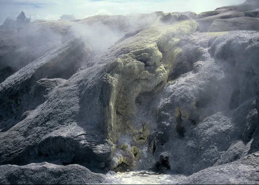 ROTORUA.  .THERMAL SULPHUR ROCKS.JPG