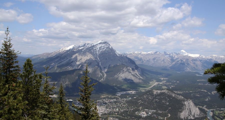 BANFF  MOUNTAINS.  BANFF. N.P..jpg
