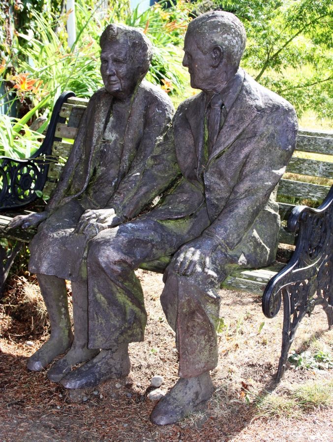 CHEMAINUS. STATUES. VANCOUVER ISLAND..jpg