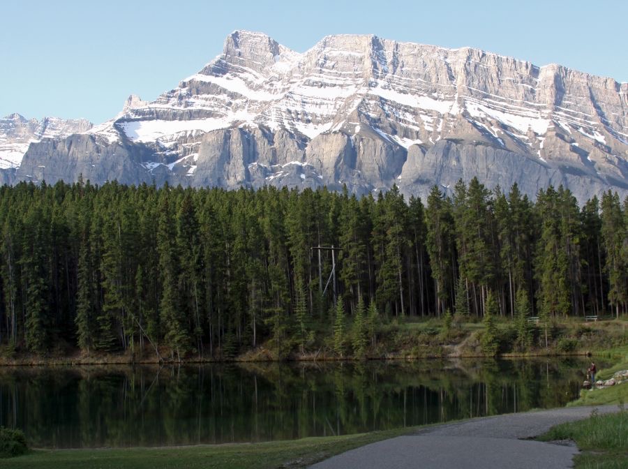 JOHNSON LAKE  & MOUNT RUNDLE.       BANFF  N.P..jpg